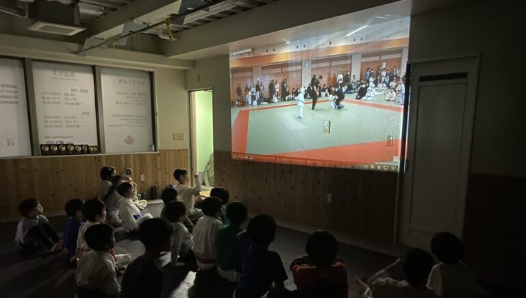 大会の映像を見ている生徒達